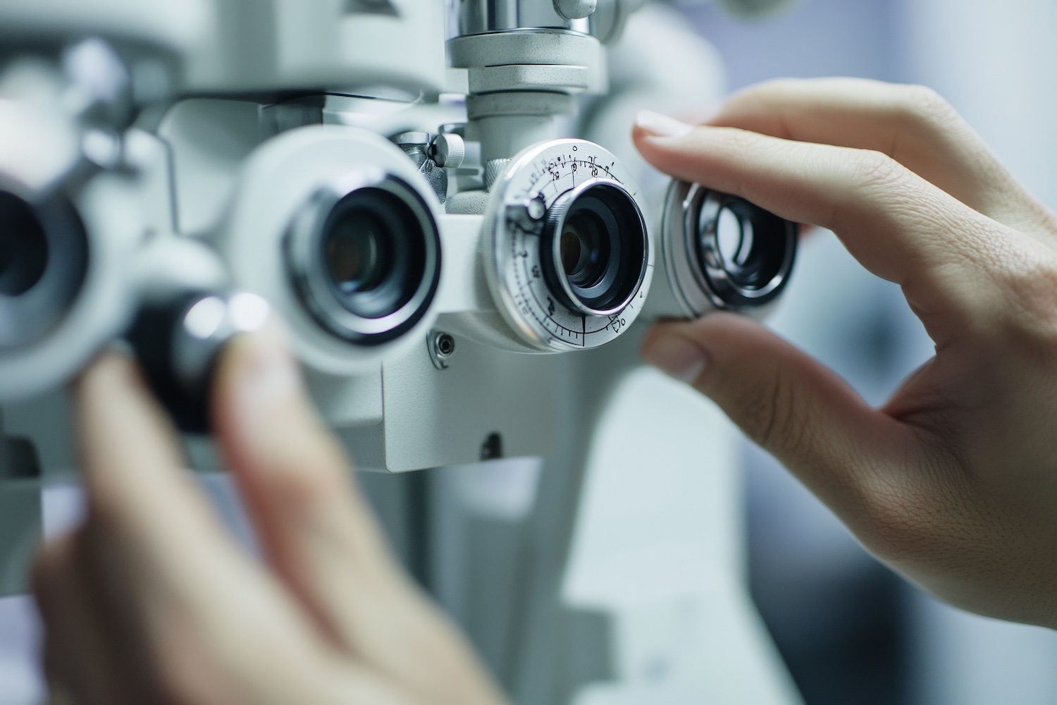 Eye doctor performing comprehensive eye exam at Precision Eye Clinic in Savannah TN